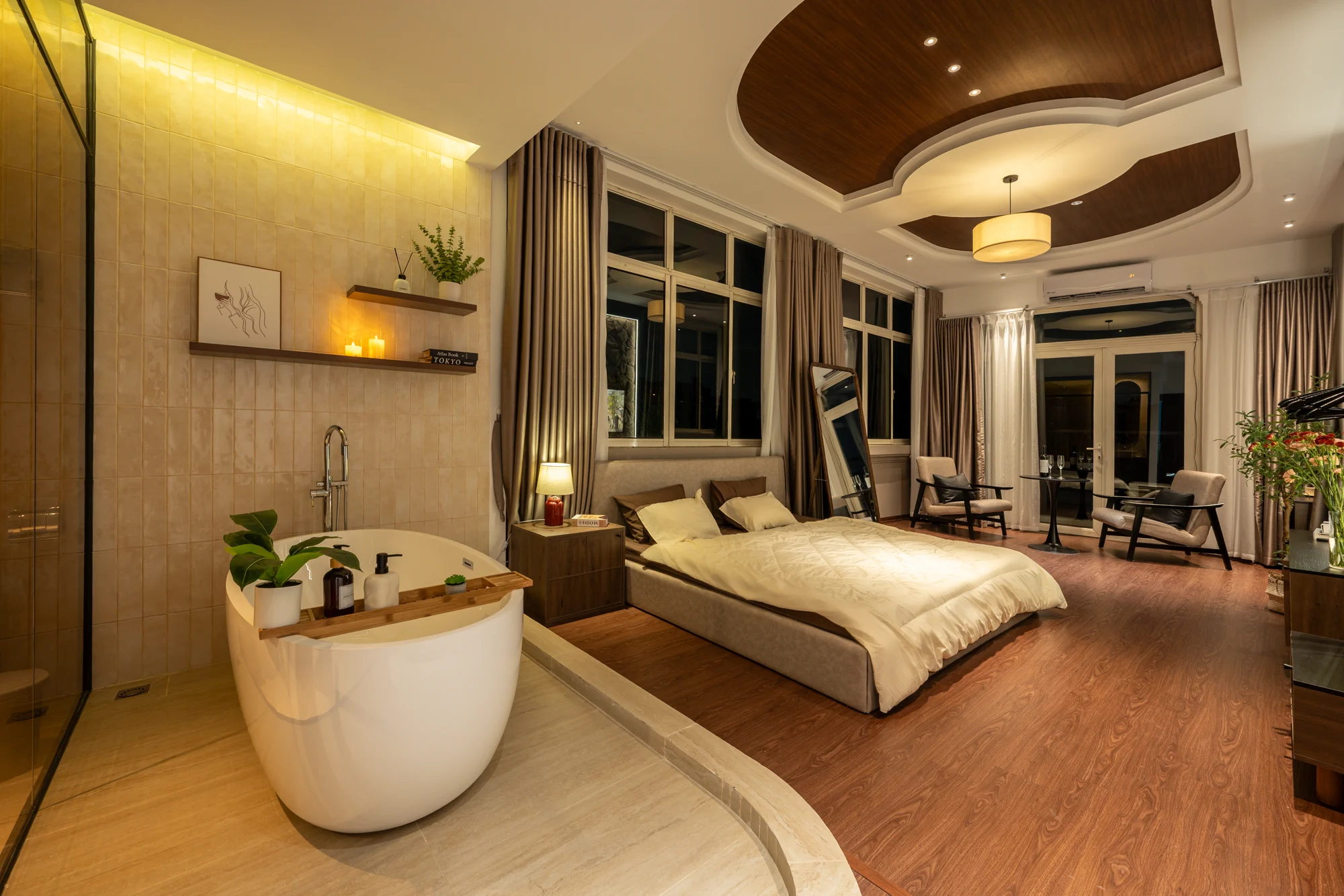 Ladi Soleil về đêm