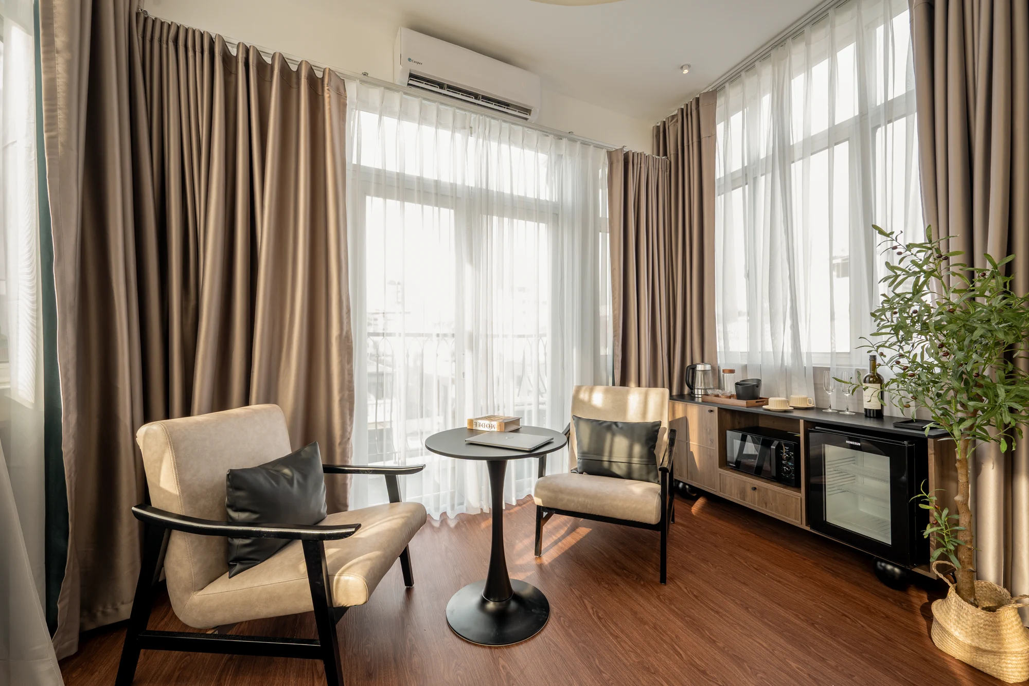 Góc ngồi và cửa sổ Ladi Soleil